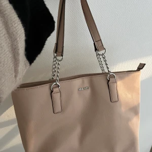 Väska - Rosa väska som är köpt i USA