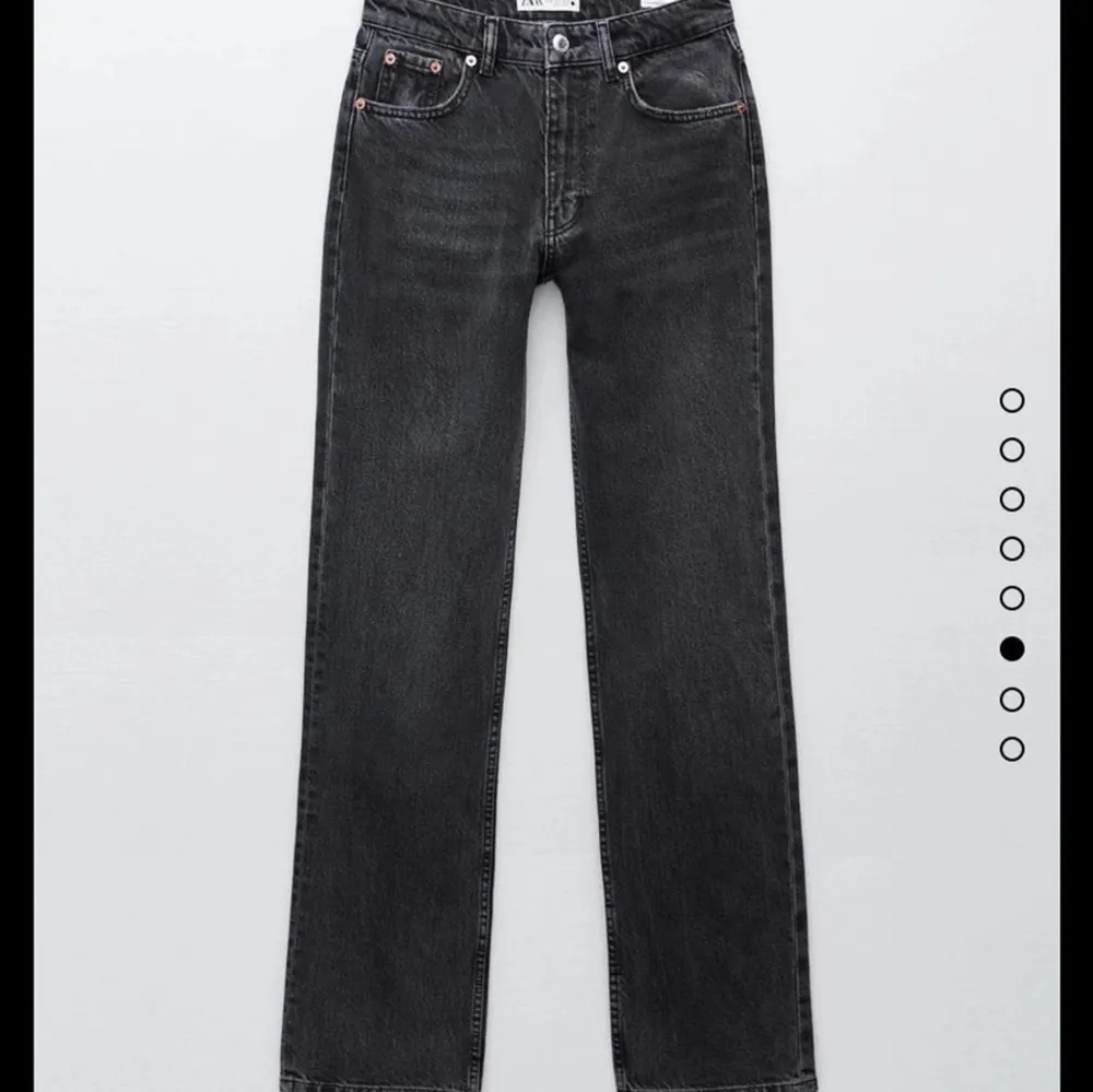 Jag säljer dessa svart-tvättade jeans från Zara i storlek 32. Rak passform, mid rise. Använda men i bra skick.. Jeans & Byxor.