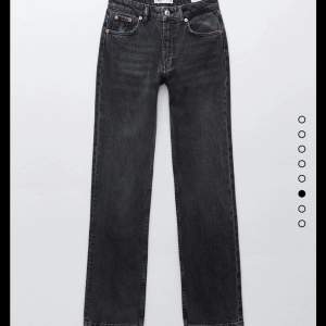 Jag säljer dessa svart-tvättade jeans från Zara i storlek 32. Rak passform, mid rise. Använda men i bra skick.