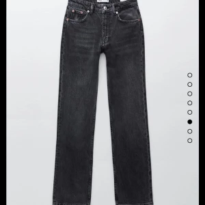 Mid Rise Straight Zara Jeans, black - Jag säljer dessa svart-tvättade jeans från Zara i storlek 32. Rak passform, mid rise. Använda men i bra skick.