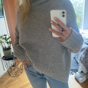 Stickad tröja - Gosigaste tröjan till hösten! Den är i jättebra skick då den knappt är använd eftersom jag har andra liknande. Köparen står för frakten🤍