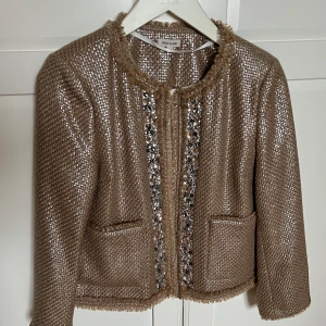 Metallisk kavaj - Supersnygg kavaj, lite kortare och sitter snyggt i axlarna. Perfekt lite ”matadorig” jacka som går att matcha med svart outfit, stram knut i håret