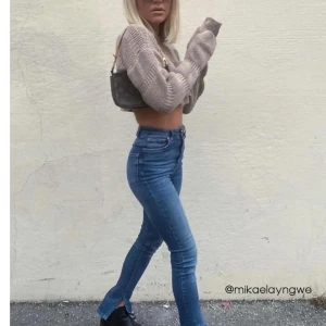 Odenim slit jeans - Odenim, O-more jeans med slit. Storlek 34, använd fåtal gånger och är i brs skick. Nypris 1599:-