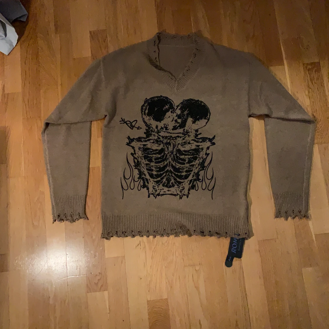 Stickad tröja med skelett tryck. Storlek M - 90