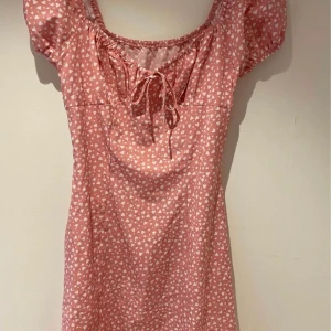 Klänningar  - Tre söta klänningar. Den rosa klänningen är i storlek Xs och dom andra två är i storlek s. 60kr st. Tryck inte på köp nu. Skriv privat istället. Köparen betalar frakten.