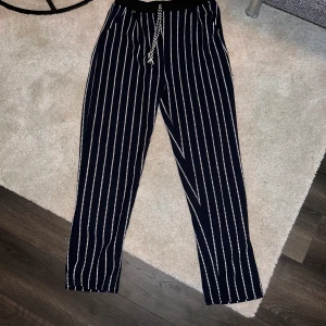 Randiga kostymbyxor  - Säljer dessa par byxor som är marinblåa med vita ränder☺️ köparen står för frakten☺️