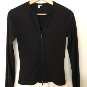 NELLY kofta dragkedja S - Använd några gånger förra vintern, köptes med ”trumpet”-ärm, alltså det var en slit vid armen som jag sytt ihop själv - detta kan sprättas upp om önskat! Annars fint skick. 