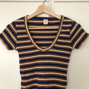Urban outfitters randig topp S - Använd en gång när det köptes förra sommaren, nyskick! 