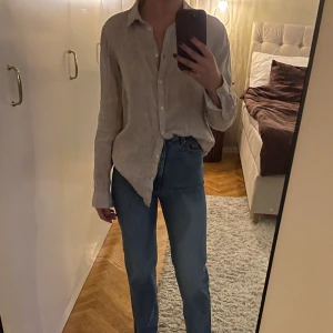 Skjorta  - Beige skjorta från Ginatricot.