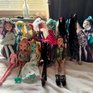 Monster high och ever after high dockor - Säljer nu min lilla samling av monster high och ever after high dockor! Säljer de för 150-250kr styck beroende på vilka ni är intresserade av. Den utan huvud sälja ja för 25kr