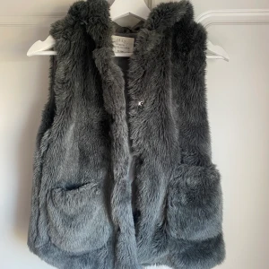 Pälsväst zara - Mörkgrå pälsväst Zara, strl 152 passar XS-S