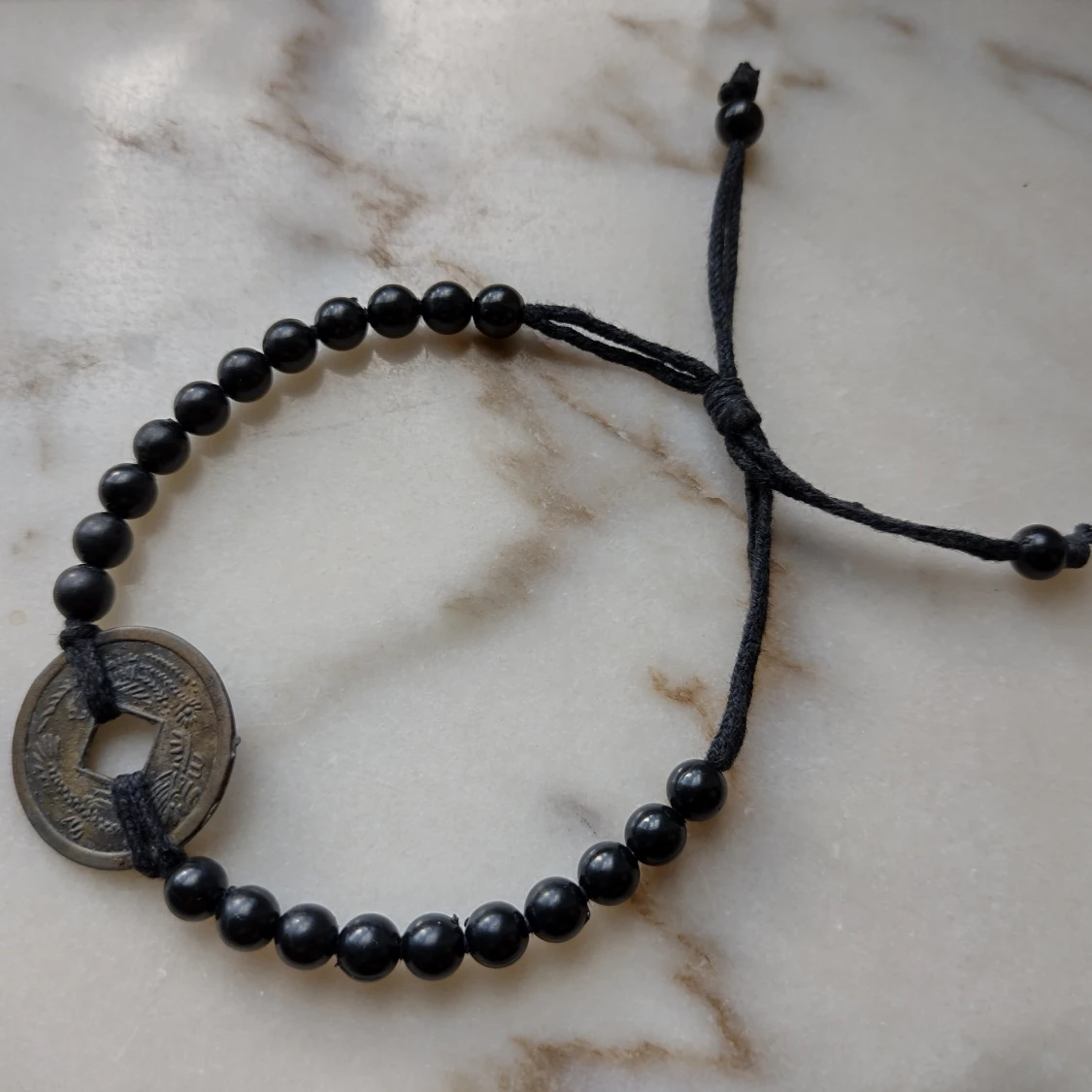 Svart justerbart pärlarmband med metalldetalj - 90