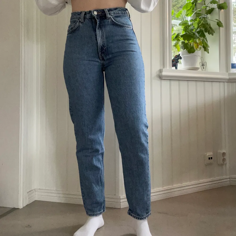 Ett par blåa jeans från weekday i modellen Lash. Storlek  W 27 L 30, 69,5 cm i midjan och 76 cm i innerbenslängd. Använda men i väldigt bra skick. . Jeans & Byxor.