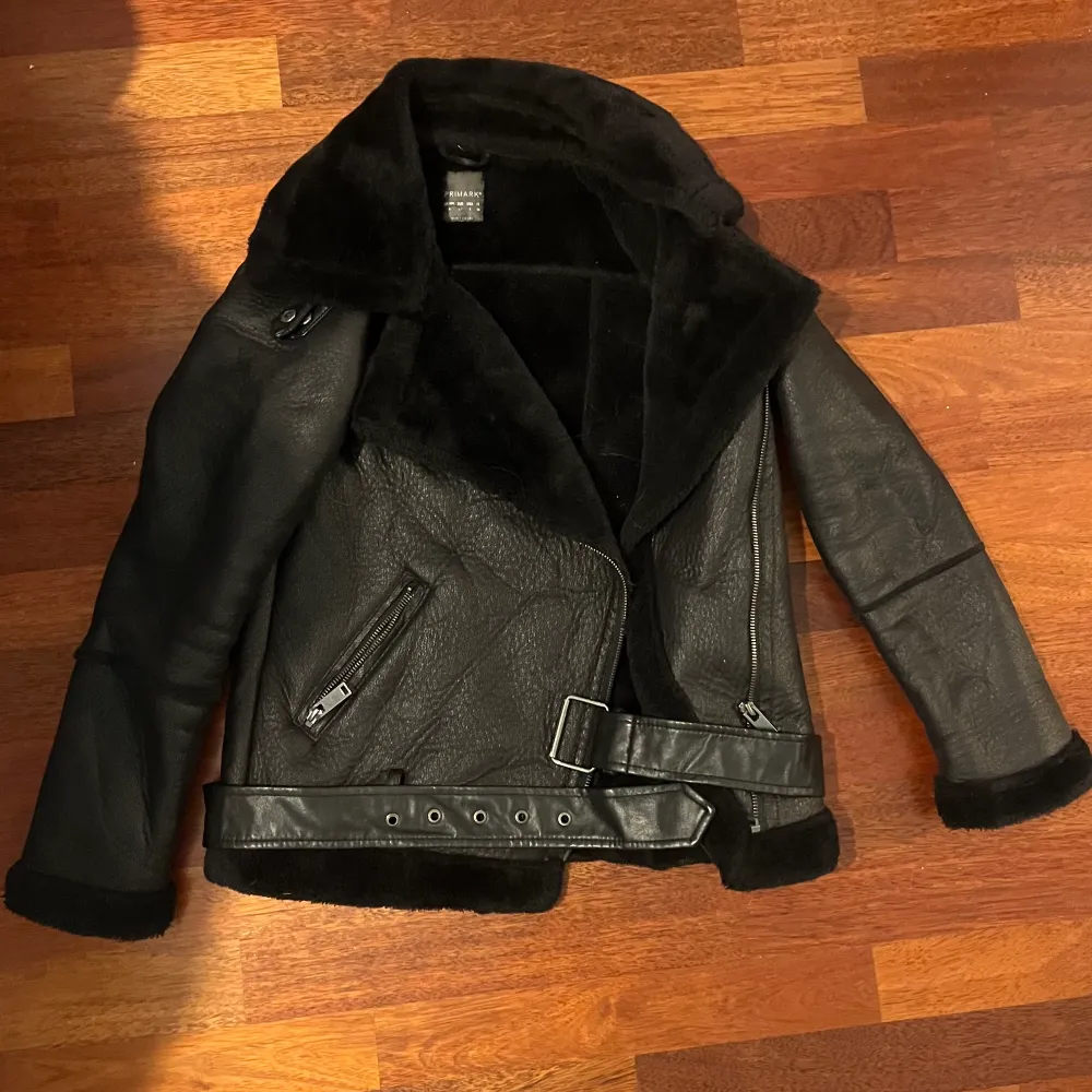 Fake läderjacka från primark. Mycket bra skick. Storlek XS . Takit.