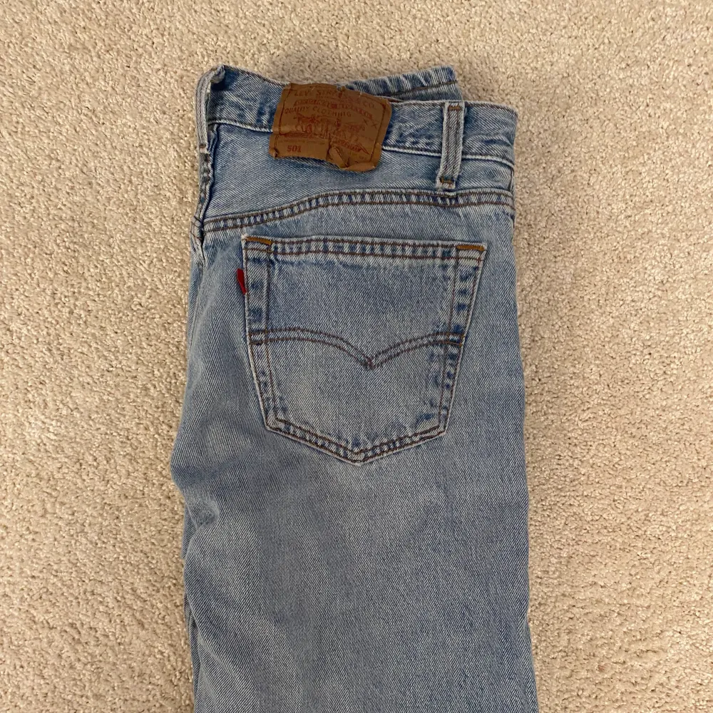 Säljer dessa skitsnygga Levis jeansen i modellen 501 som tyvär har blivit lite stora på mig, sitter ganska lågmidjat vilket är snyggt💕💕. Jeans & Byxor.