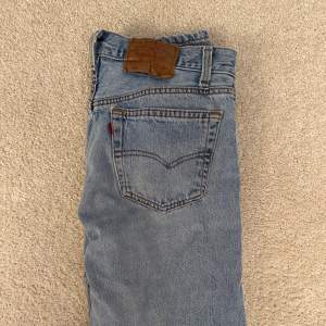 Säljer dessa skitsnygga Levis jeansen i modellen 501 som tyvär har blivit lite stora på mig, sitter ganska lågmidjat vilket är snyggt💕💕