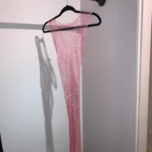 Klänning? - Styla den hur du vill. Finns ingen storlek, men skulle säga att den passar S-XL. Mittenbild lånad