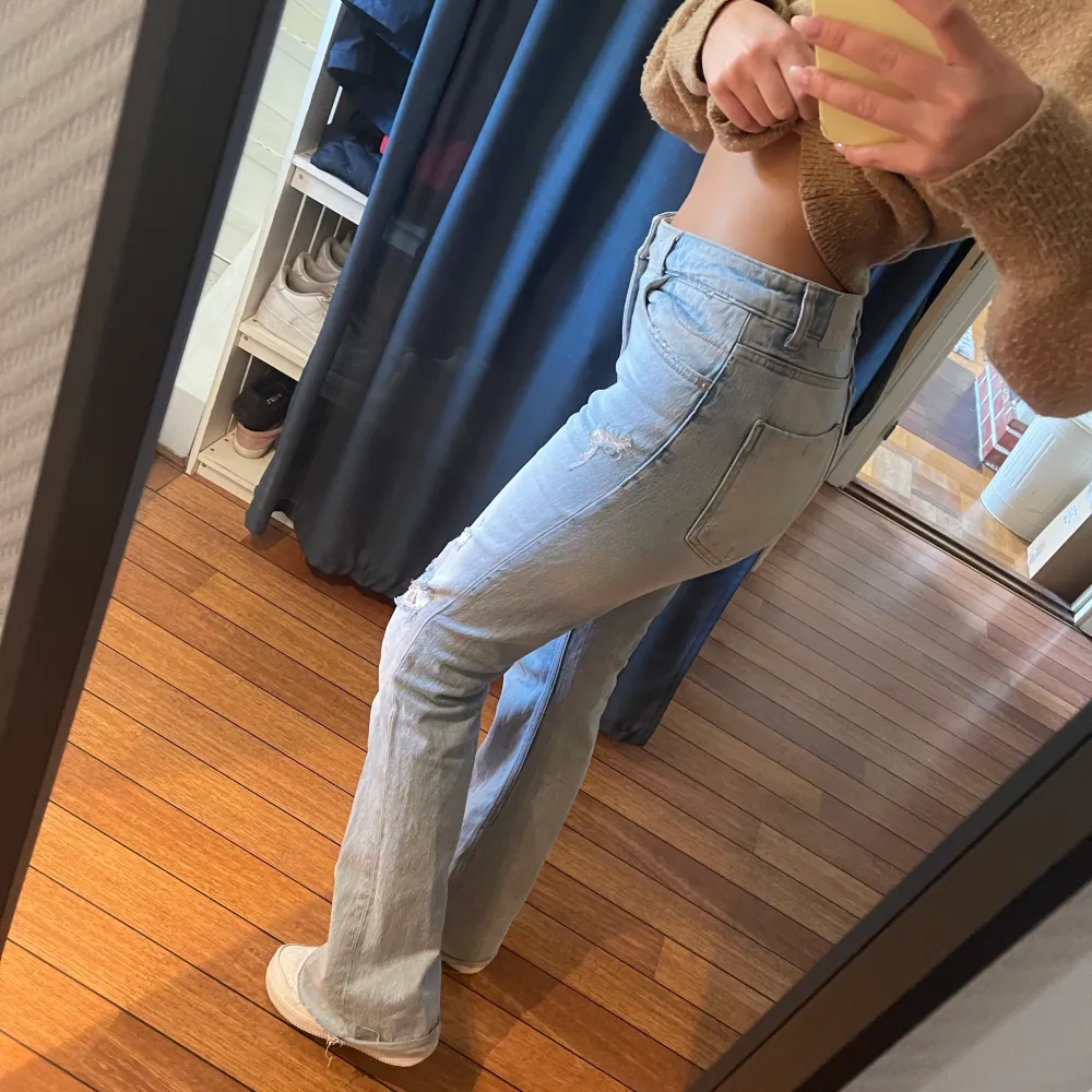 Långa jeans från Zara med slitningar 💙. Jeans & Byxor.
