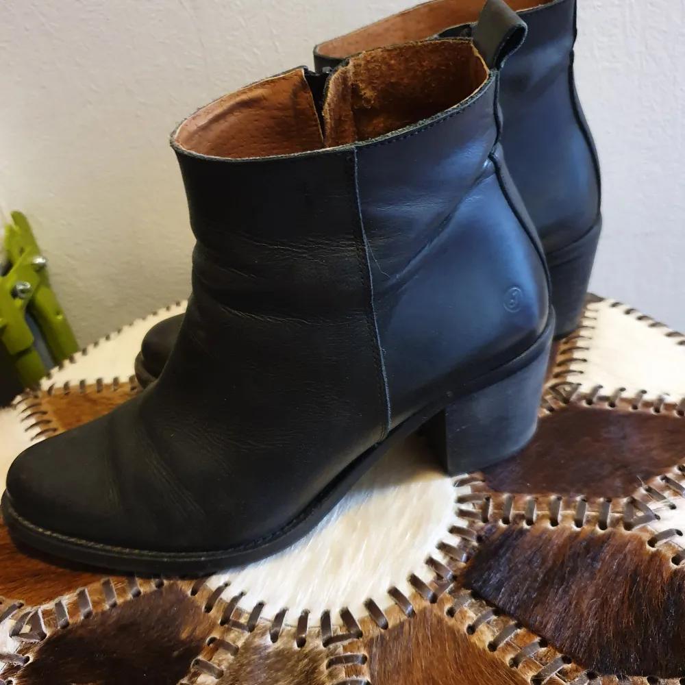 Svarta boots i äkta läder i god skick.  Klackhöjd 7cm Stl 39. Skor.