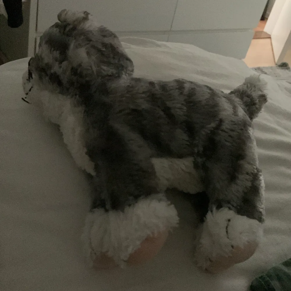 Ett gossedjur från Ikea. Randig katt. Hon heter Lolo ☺️Köptes igår. Ville inte ha för har redan två st. Du betalar först och står för frakten 🫶 kontakta direkt! . Muu.