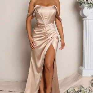 Festklänning  - Använd en gång i endast en timme. Passar till er som är petite.  Köpt från Fashion Nova 