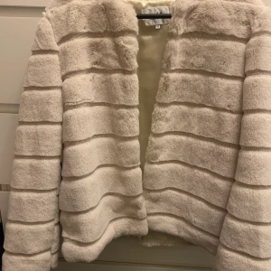 päls/fluffig jacka - det är ej äkta päls men de är vädligt fluffiga.  säljer båda för 300kr 