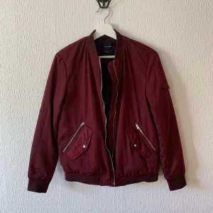 Bomber jacka - Jacka från Zaar i strolek XS. Fint skick!  Vinröd, väldigt fin färg. Lite otydlig på bild. 