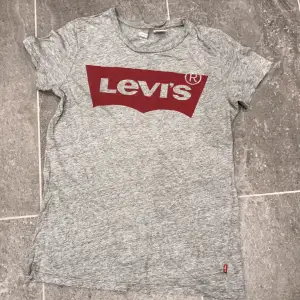 En helt vanlig grå Levi’s t-shirt i XXS.  Ser ut som ny. ⭐️