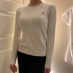 Stickad tröja från bondelid - Köpt för 699kr, använd enstaka gång, bra skick:) Pris kan diskuteras vid snabb affär