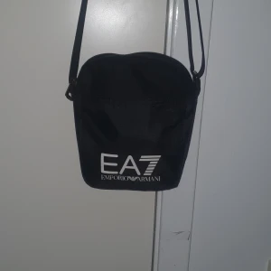 EA7 Axelväska - Äkta Emporio Armani Axelväska! Skick 8/10