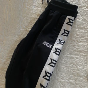 Better bodies  - Byxor från better Bodies, stl xs samt en långärmad topp med tryck på ena armen, stl S. Använda en gång. Köpes tillsammans.