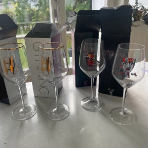 Carolina Gynning 40cl - Säljer 4st helt oanvända vinglas från Carolina Gynning. Fick i present men har inte kommit till användning. Motiven ser ni på bilden. Dem guldiga är likadana. ALLA för 400kr eller 115kr/ st. 