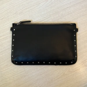 Väska Carin Wester svart  - Svart Varin Wester väska som jag använde mycket för några år sen. Har tecken på användning som vissa slitningar men är i gott skick. Delad i två fack inuti. OBS: Har inget axelband. Finns dustbag. Hör av dig vid intresse. Köparen står för frakt✨