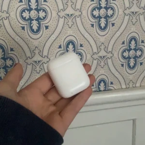 Airpods laddsetui  - Säljer detta airpodsfodral då jag tappat bort hörlurarna, fungerar felfritt 