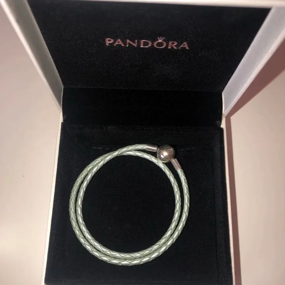 Pandora armband i silver och blåglittrig berlock som endast kommit till användning 2 gånger, bra skick. Nypris armband: 499kr Nypris berlock: 399kr. Säljer båda för 240. Köparen står för frakten💖 askar och påse tillkommer. Hör av dig vid intresse!. Accessoarer.