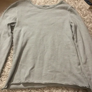 Randig topp - Säljer denna randiga toppen ifrån kapphal i storleken S.