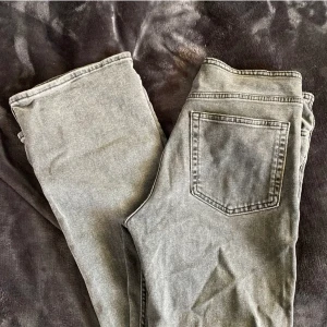 Lågmidjade bootcutjeans - Jättesnygga gråa lågmidjade bootcut jeans som tyvärr är lite för långa för mig, perfekta nu till hösten/vintern❤️Har även ett par likadana i ljusblått som går att köpa❤️