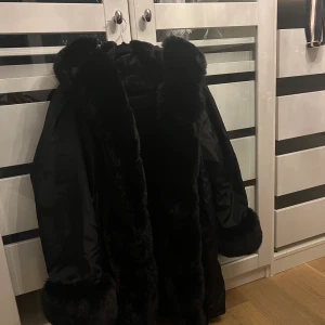 Jacka - Pälsjacka som passar perfekt för vintern.