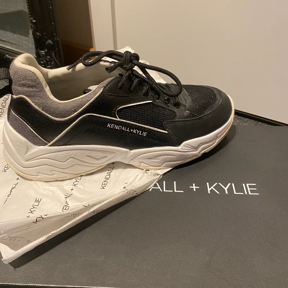 Kendall&kylie märke Sneakers Original pris 1000kr. Skor.