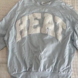 Sweatshirt  - Jättemysig sweatshirt från Weekday, köptes i våras men bara använd några gånger, jättefint skick! Nypris 350, säljer för 250 men pris är diskuterbart <3