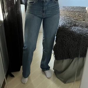 Blåa jeans från bershka  - Säljer dessa superfina blåa jeansen från bershka då dom är lite för liten för mig. 