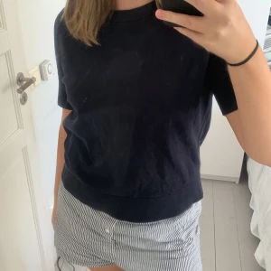 Marinblå tröja  - Marinblå tröja från COS😇