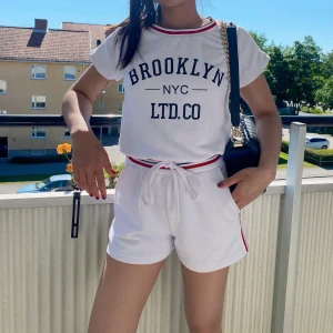 Klänning  - Säljer både klänningen och väska  —>>390 