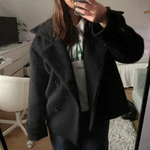 Arket Fuzzy Wool-Blend kappa  - Säljer den populära kappan från arket. Helt ny och oanvänd. Nypris 1790 men slutsåld. Storlek 36 men den är oversized. Passar perfekt till både höst och vinter. Kan mötas upp samt posta! 🤍