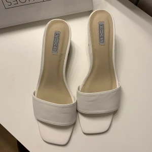 nly klackar  - Heejhej, säljer dessa klackar då jag inte fått någon användning av dom. Dom är nya endast testade inomhus. Dom är från Nelly, nypriset på dom är 399kr❤️