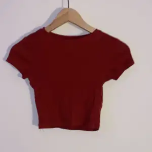 Säljer denna röda t-shirt från New Yorker. Sparsamt användt. Säljer för jag ej använder den längre. Passar XXS men även XS om man vill ha den mer tight och kortare. Kom privat för fler bilder❤️❤️