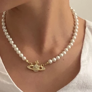 Vivienne westwood halsband  - Säljer detta fina vivienne westwood halsband! Nyskick. Nypris 1945kr💕