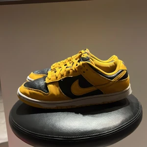 Nike dunk low goldenrod - Säljer mina nike dunk goldenrod i rätt så bra skick. Orginal pris 1800kr (pris kan diskuteras) 