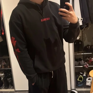 HRTBRKR hoodie - Medium - Svart plagg med röda rosor på båda armarna, även röd text i mitten. Baksidan helt svart utan tryck. Väldigt bra skick, size medium