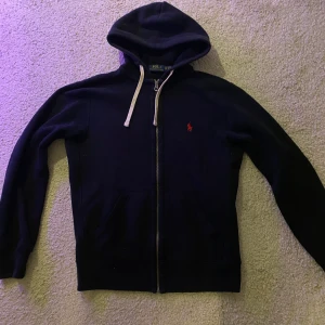 Ralph lauren tröja - Zip hoodie Svart med rött märke Bra skick 8/10 Köpt för ung. 1500 Storlek xs 
